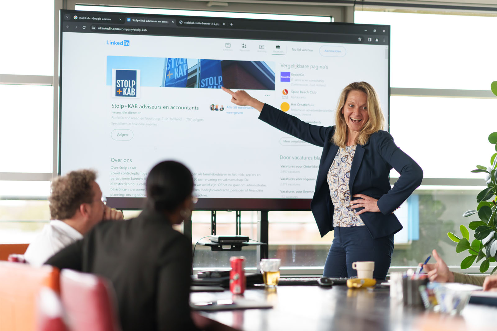 Collega Carolien aan het presenteren