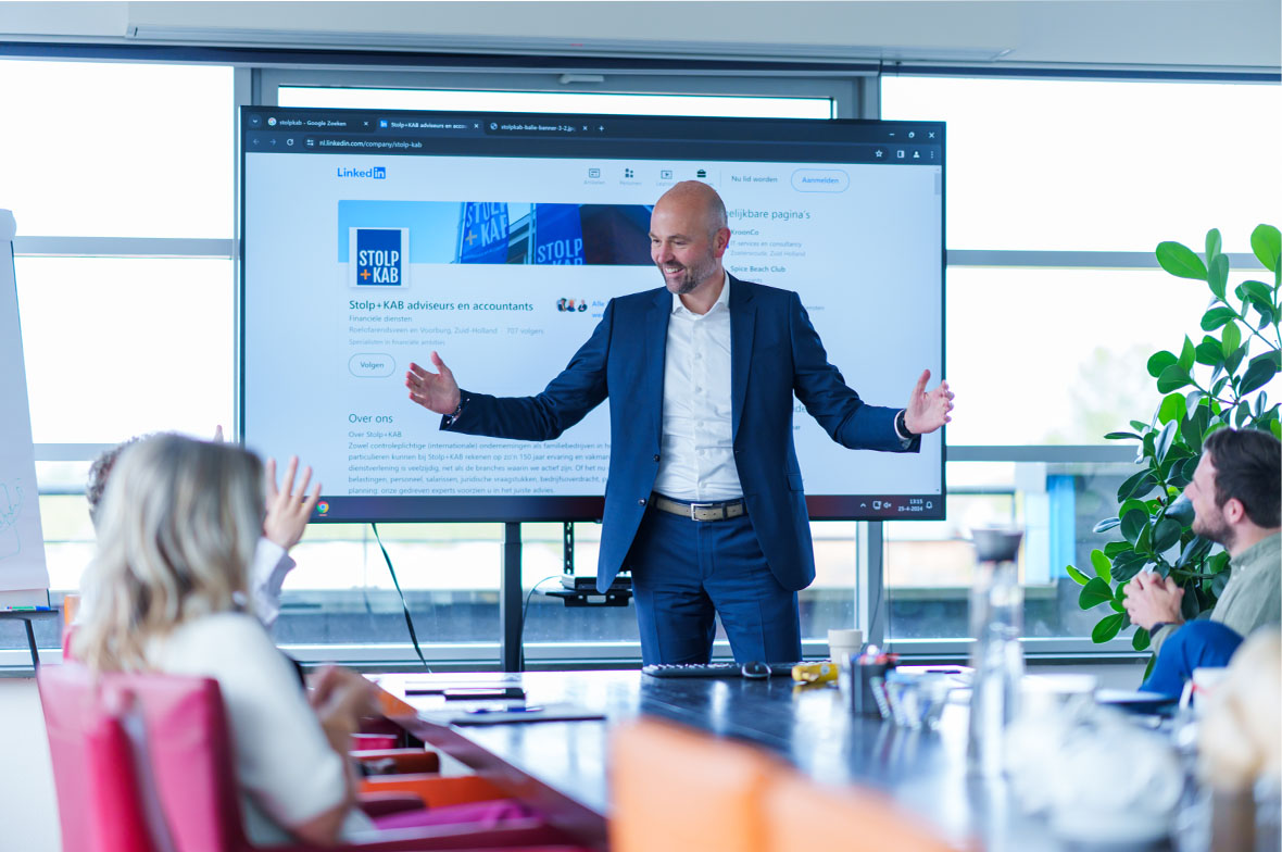 Collega Roy aan het presenteren