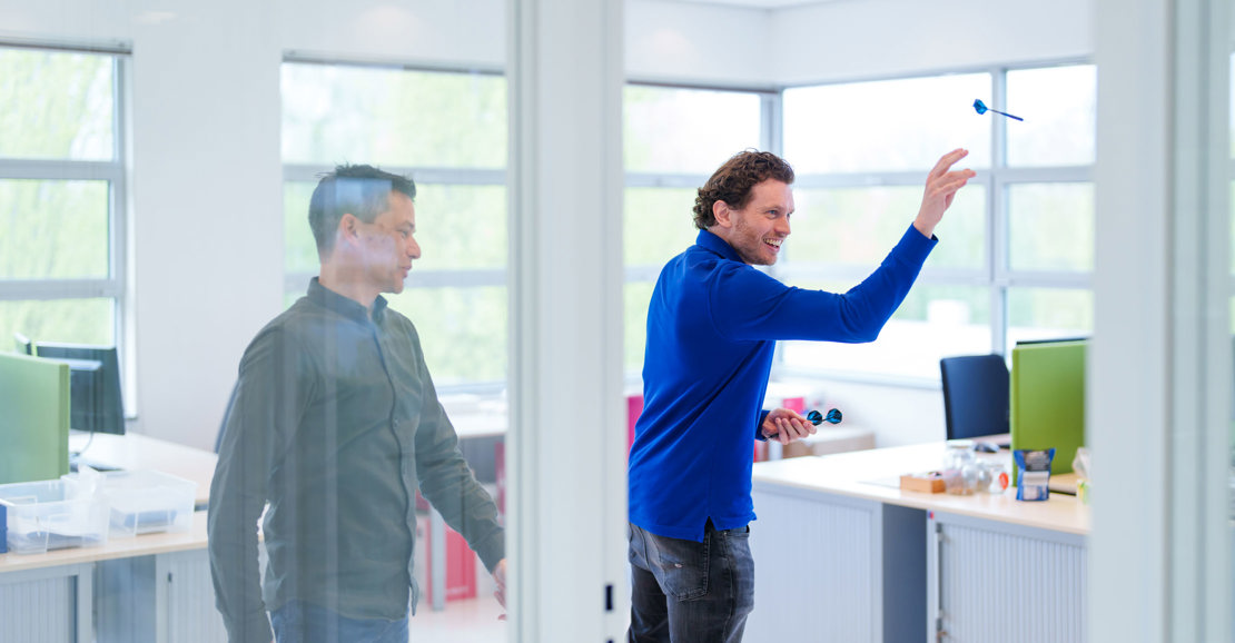 Collega's Tjeerd en Guido aan het darten