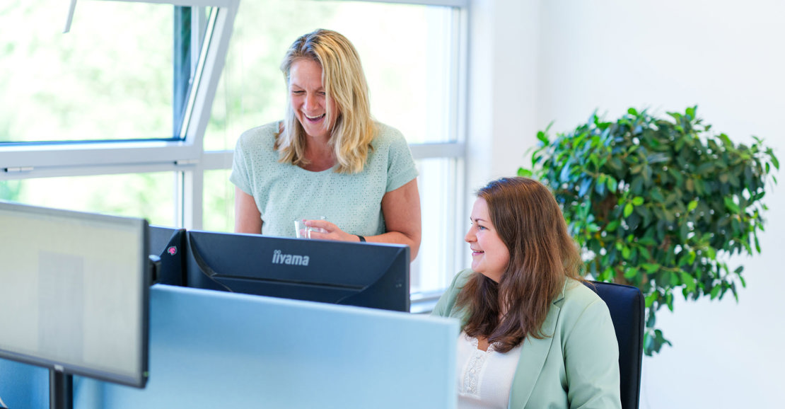 Colleagues Manon and Carolien at the computer