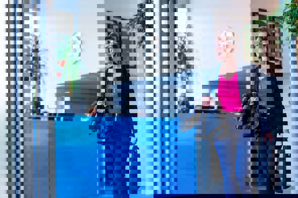Collega loopt naar buiten