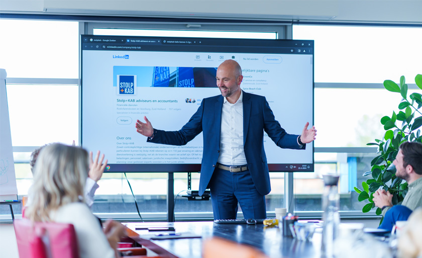 Collega Roy aan het presenteren